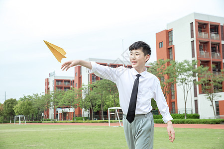 初中男生操场飞纸飞机图片