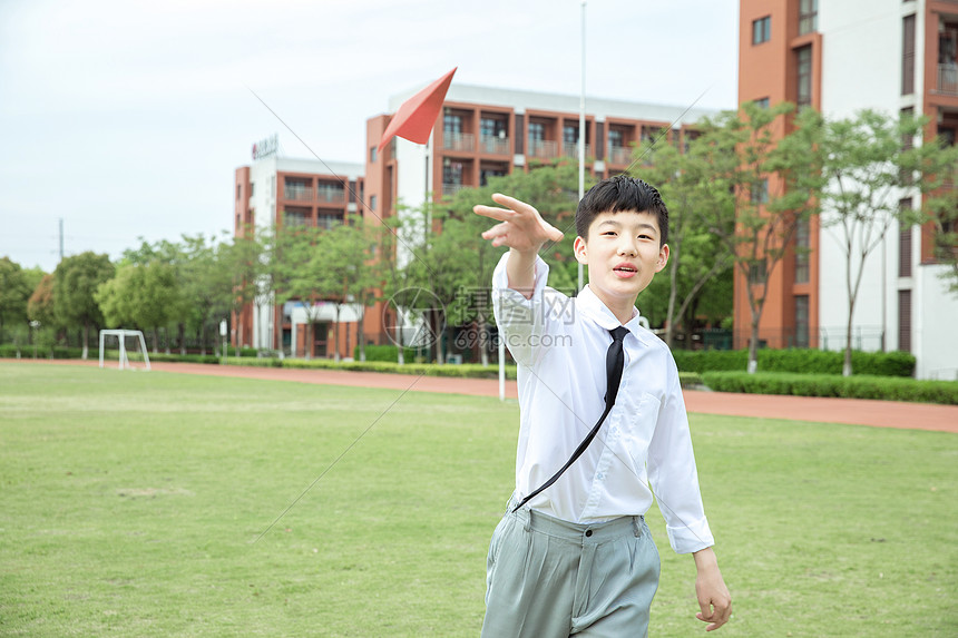 初中男生操场飞纸飞机图片