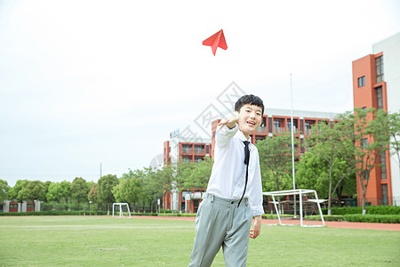 初中男生操场飞纸飞机图片