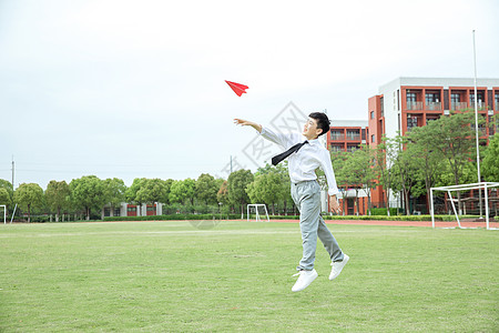 初中男生操场飞纸飞机高清图片