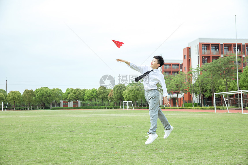 初中男生操场飞纸飞机图片