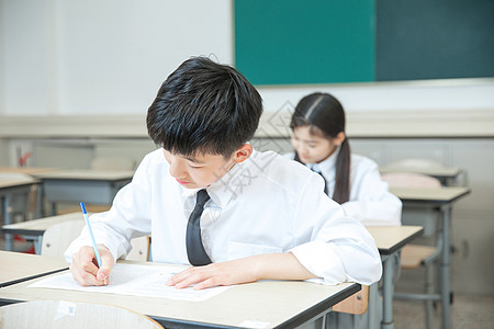 学习的小男孩初中生教室做题背景