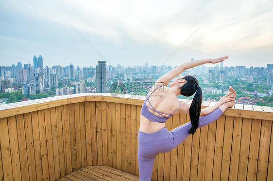 女性瑜伽锻炼压腿图片