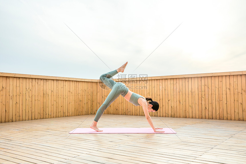 女性瑜伽健美动作图片