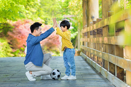 父子户外击掌儿子高清图片素材