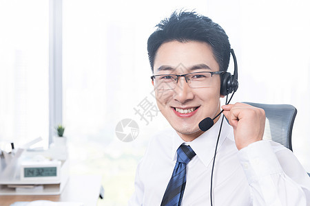 男性商务客服微笑背景图片