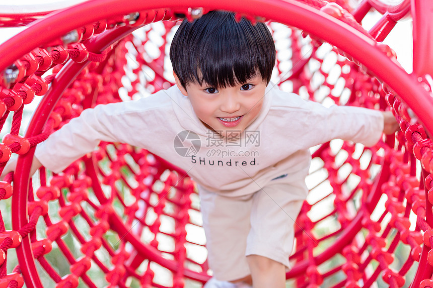 儿童节小男孩游乐园游玩图片