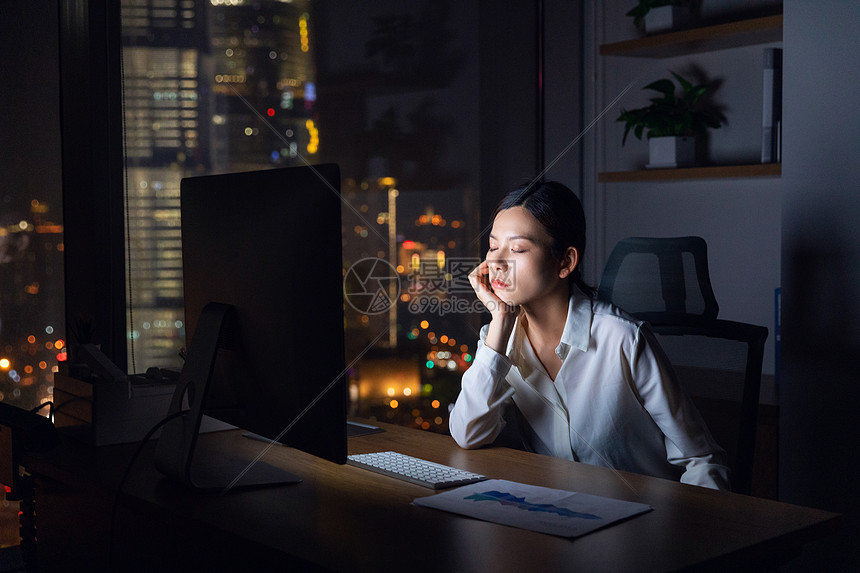 职场女性加班图片