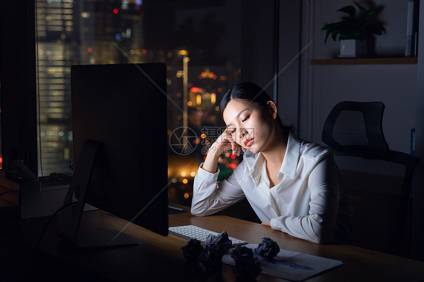 职场女性加班图片