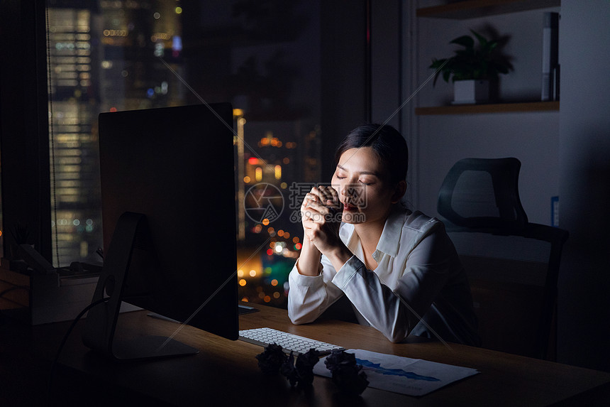 职场女性加班图片