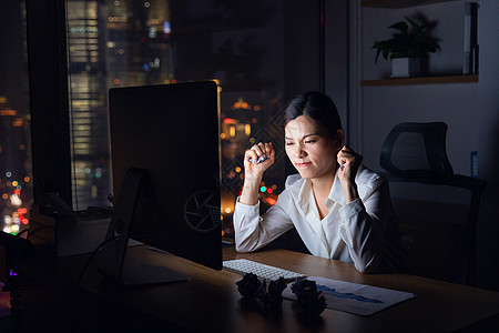 职场女性加班图片