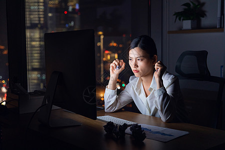 职场女性加班图片