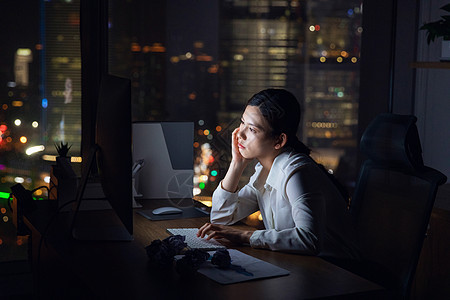 职场女性加班图片