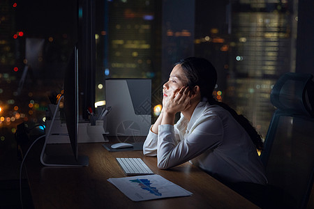 职场女性加班发呆高清图片