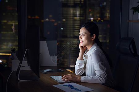 职场女性加班图片