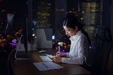 看文件女人职场女性加班背景