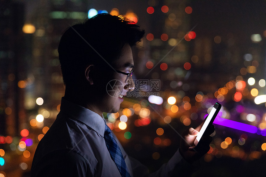 男性夜景人像图片