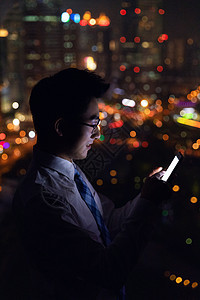 男性夜景人像图片