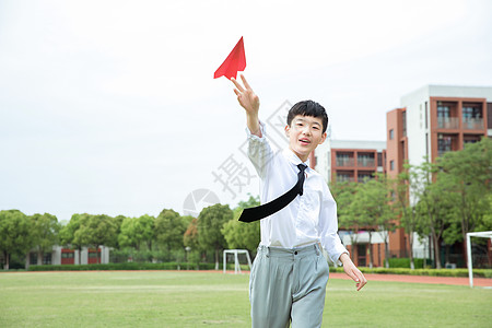 飞起来的小男孩初中男生操场飞纸飞机背景