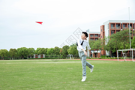 初中男生操场飞纸飞机背景图片