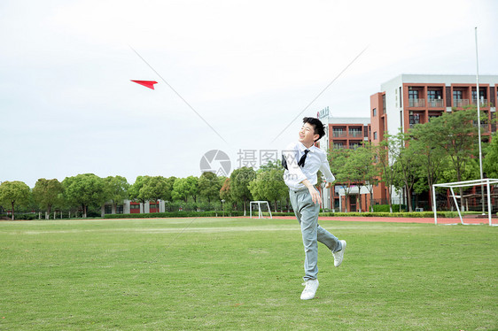 初中男生操场飞纸飞机图片