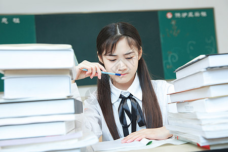 青春靓丽的小女孩初中生做题烦恼背景