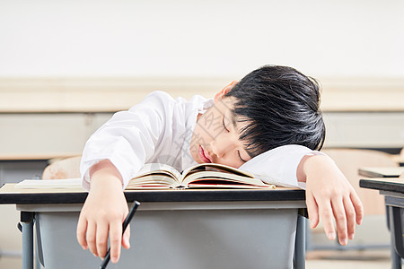 学习疲劳小学生在课桌上睡觉背景