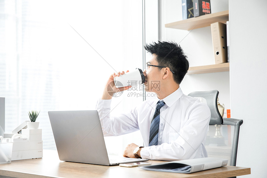 商务男性工作休闲喝咖啡图片
