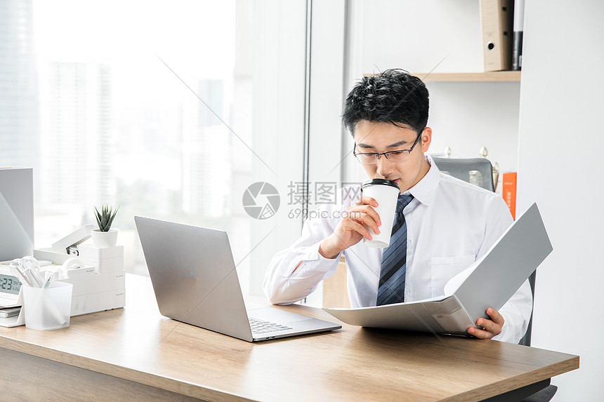 商务男性休息喝咖啡图片