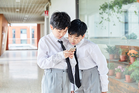 小学生穿校服小学生玩手机背景