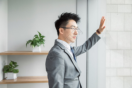 职场男士商务男士眺望远方背景