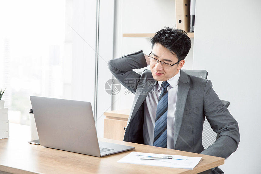 商务男士活动肩颈图片