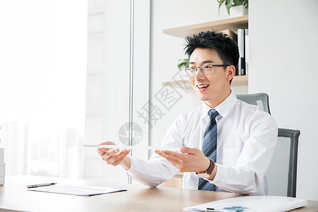 商务男性使用未来平板电脑图片