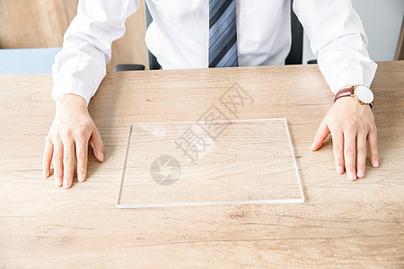 商务男性使用透明平板电脑图片