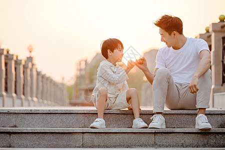 孩子和爸爸父子拉钩约定背景