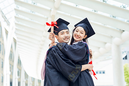 学士服女生情侣大学毕业照背景