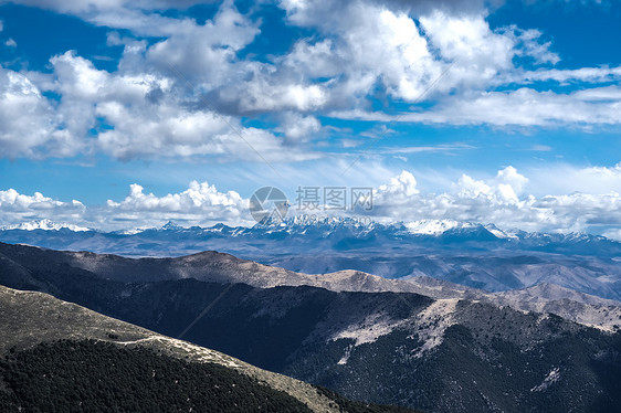 新都桥高尔寺环绕雪山图片