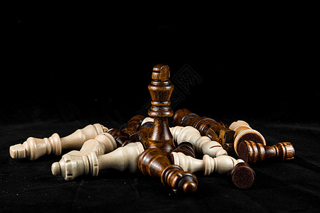 黑底棋盘国际象棋背景图片