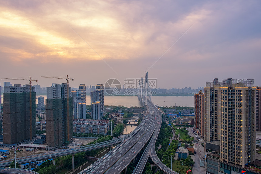 夕阳晚霞下的武汉二七长江大桥图片