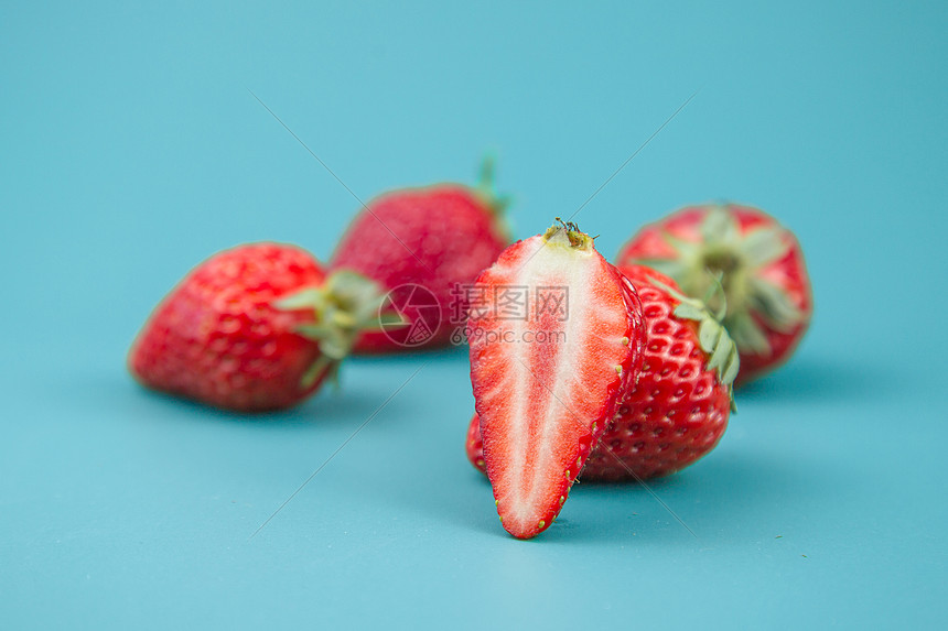蓝底丹东牛奶草莓