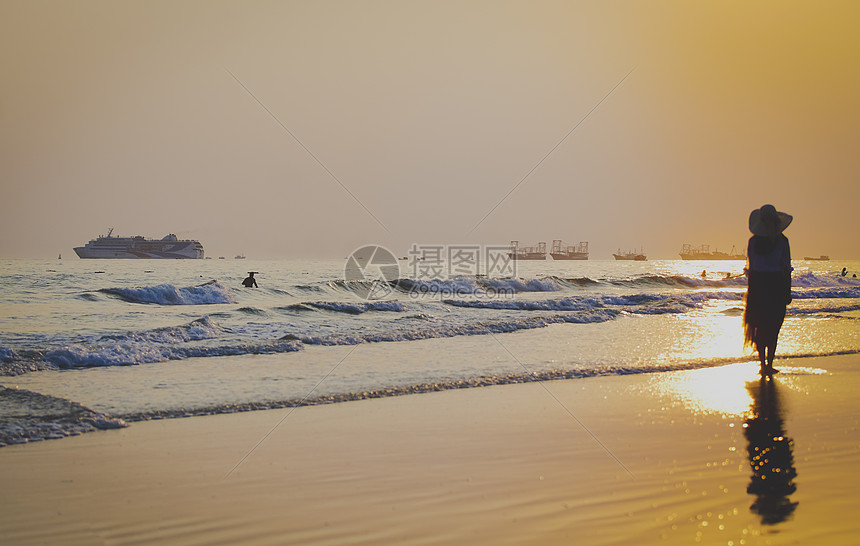 夕阳下女孩海边背影图片