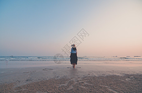 夕阳下女孩海边背影图片