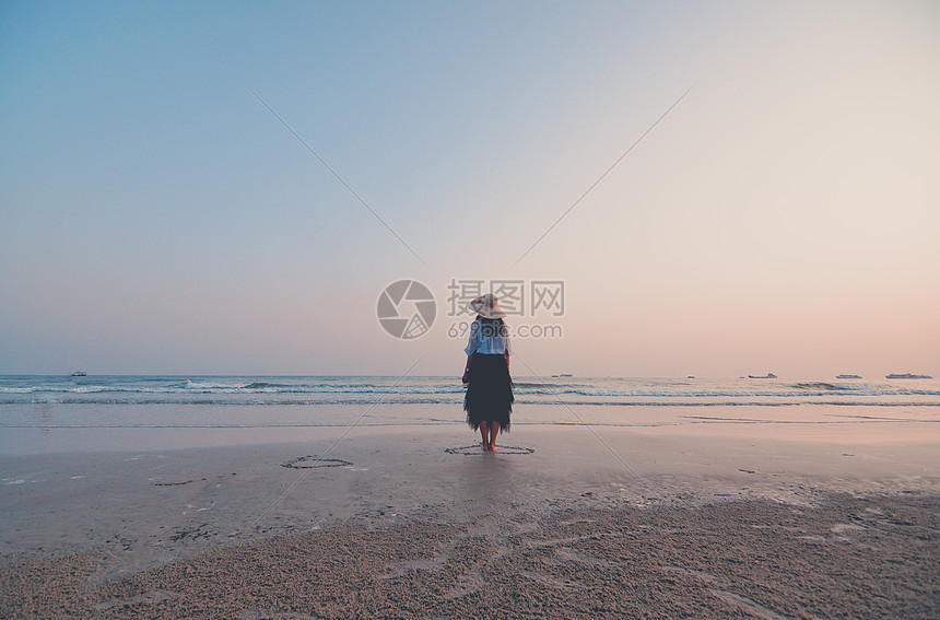 夕阳下女孩海边背影图片