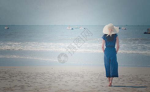 夕阳下女孩海边背影图片