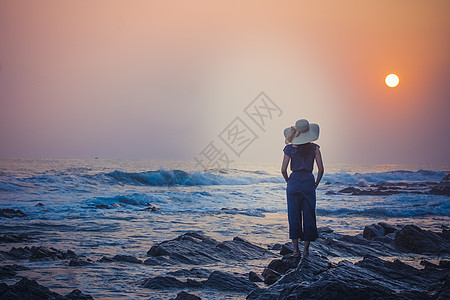 海边夕阳少女背影图片