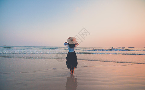 青岛海大海边女孩背影背景