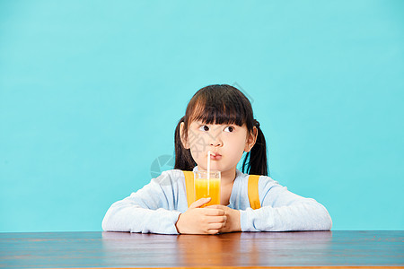 健康饮食喝果汁小女孩喝橙汁背景