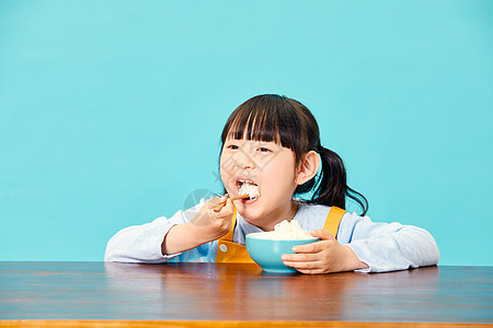 小孩吃米饭小女孩大口吃米饭背景