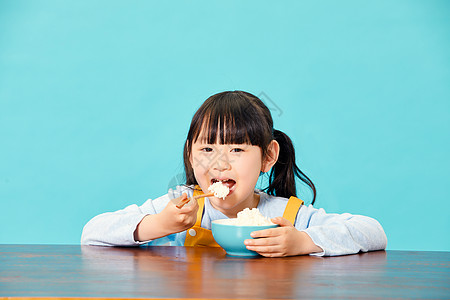 小孩吃米饭小女孩大口吃米饭背景