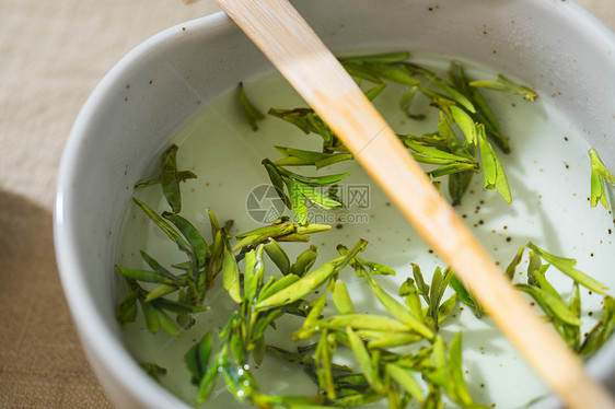 碗里冲泡的绿茶图片